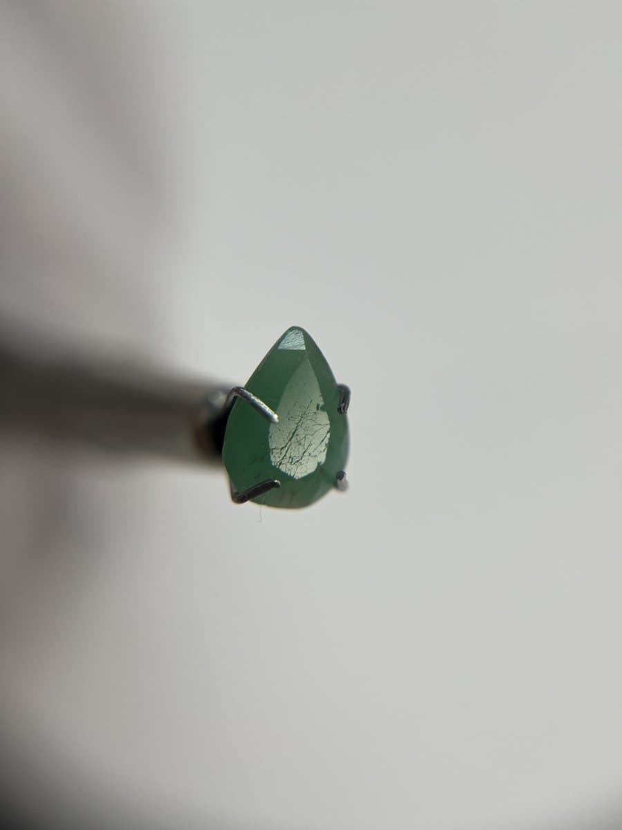 زمرد معدنی زامبیا (ابعاد ۸ در ۶ میل - ۰.۸۵ قیراط)